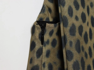 Detailaufnahme des Kleides mit Animal-Print und hochwertigem schwarzem Reißverschluss