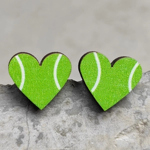 Macro di orecchini a cuore in legno con motivo tennis su superficie in cemento