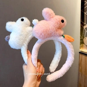 Süße Plüsch-Hasen-Stirnbänder in Weiß und Rosa mit Karotten- und Schwanzdetails