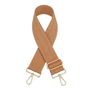 Dettaglio tracolla regolabile color cammello con trama a V e ganci metallici dorati