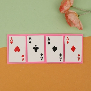 Primer plano del molde de silicona para cartas de póker con cuatro ases para repostería