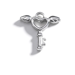 Détail macro du pendentif clé cœur avec ailes en métal argenté poli et texture fine
