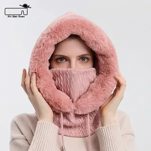 Cagoule d'hiver rose avec écharpe et masque, maille torsadée et bordure en fourrure