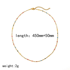 Dettaglio della collana in acciaio al titanio placcato oro 18k con perline colorate