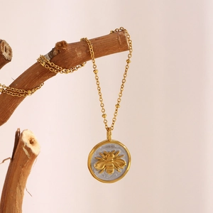 Collier avec pendentif pièce abeille plaqué or 18 carats et chaîne perlée bicolore