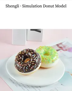 Detalle de donas de espuma PU de chocolate y verdes con chispas de colores en un plato blanco