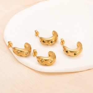 Boucles d'oreilles rétro en acier doré en forme de C serties de pierres sur plateau chic