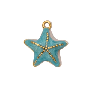Vue macro d'un pendentif étoile de mer doré avec émail bleu-vert et détails mouchetés