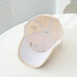 Détail intérieur de la casquette enfant montrant la bande de propreté et les coutures