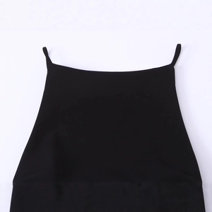 Schickes schwarzes Damen-Top mit schmalen Trägern und eleganter Rückenschleife auf Weiß