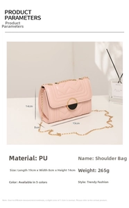 Detail of pink quilted crossbody bag with golden chain strap and round lock, size 19x8x14cm