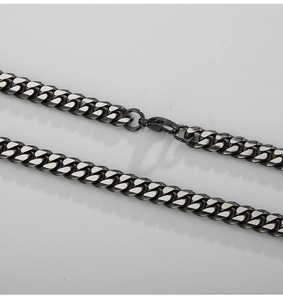 Detailansicht der zweifarbigen schwarzen und silbernen Gliederkette mit Karabiner