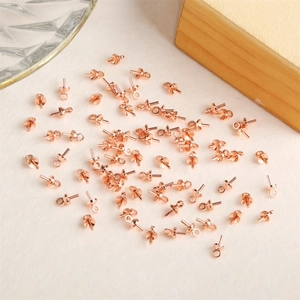 Gedetailleerd overzicht van roségouden oogschroeven voor DIY sieraden maken en knutselen