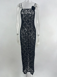 Detail von schwarzem Spitzenmaxikleid mit Stickerei und 3D-Rosenakzent am Träger
