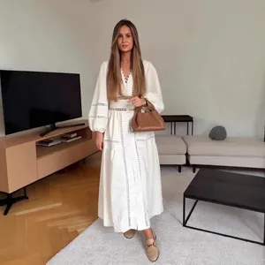 Weißes Boho-Maxikleid mit V-Ausschnitt, Spitzenbesatz und langen, weiten Puffärmeln
