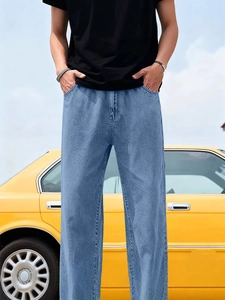 Jean droit bleu pour hommes en tissu tencel fluide présenté dans un décor extérieur