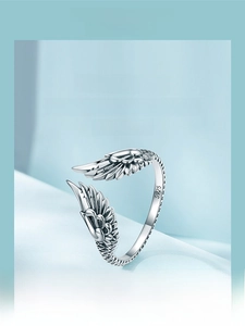 Detailed close-up of S925 sterling silver wing ring with vintage feather texture