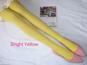 Collants en velours jaune vif à haute élasticité sur un fond en peluche blanche