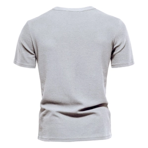 Dettaglio ravvicinato del tessuto grigio a nido d'ape di una t-shirt uomo girocollo
