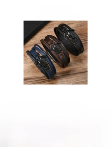 Nahaufnahme der mehrlagigen Lederarmbänder mit Schildkröten-Charm und Magnetverschluss