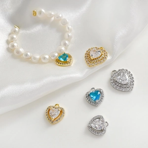 Pendentifs cœur en zircone plaqués or 18 carats et bracelet perles sur soie blanche