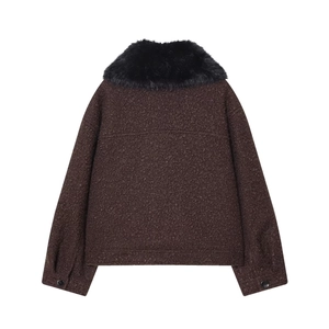 Veste en sergé marron de style français avec col en fausse fourrure noire et texture