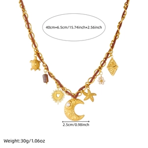 Collana boho con catena dorata, cordino in velluto, ciondoli stella, luna e tartaruga