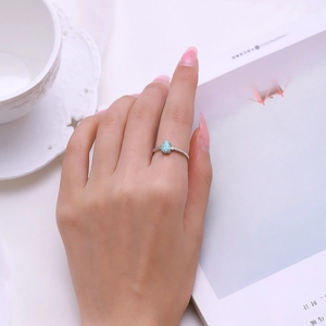 Eleganter S925 Sterlingsilber Ring mit Opal in Wassertropfenform an der Hand