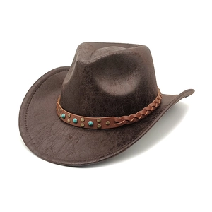 Cappello da cowboy vintage marrone con cinturino in pelle e perline turchesi su sfondo bianco