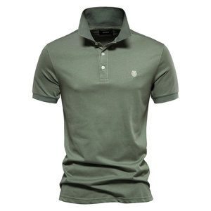 Polo homme en coton vert olive avec broderie lion blanche sur la poitrine en détail