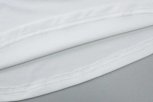 Vue détaillée des coutures précises et de l'ourlet sur un haut en tricot blanc