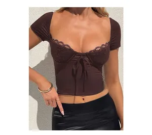 Détail du haut court marron café avec encolure en U en dentelle et nœud sur tricot