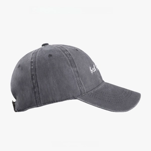 Broderie sur casquette vintage en coton délavé gris avec boucle métallique réglable