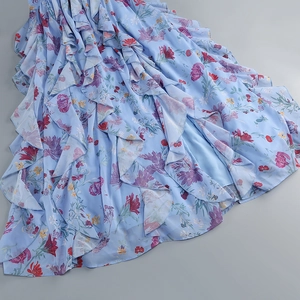 Detailansicht des Blumen-Chiffonkleids mit gestuftem Rüschensaum und hellblauem Stoff