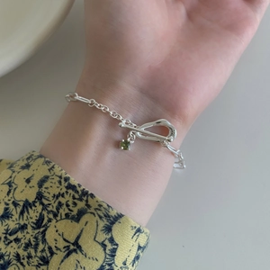 Minimalist 925 sterling silver chain bracelet with green zircon and toggle clasp