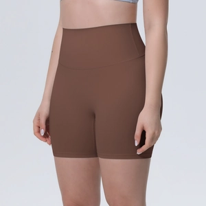 Gros plan du short de yoga sans couture marron café à taille haute et tissu élastique