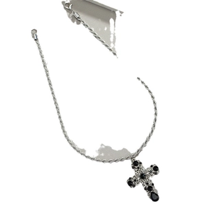 Collier croix argenté de style hip hop avec pendentif serti d'une pierre noire