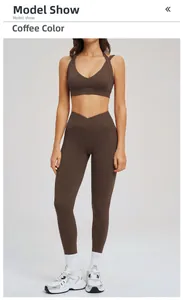 Dettaglio dei pantaloni yoga a vita alta caffè e del reggiseno sportivo con schiena incrociata