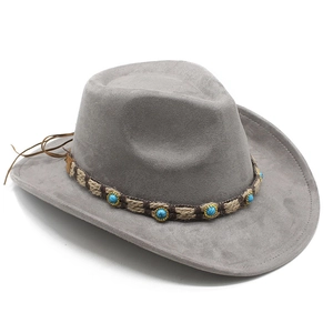Détail du chapeau de cowboy en daim gris avec perles turquoise et ruban ethnique