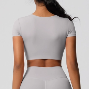 Vue arrière de l'ensemble de yoga gris clair montrant le dos et le tissu extensible