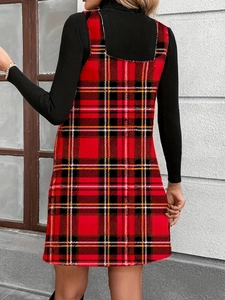 Elegantes rot-schwarz kariertes Trägerkleid mit schwarzem Rollkragen, Rückenansicht