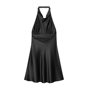 Détail d'une robe dos nu en satin noir élégante avec un tissu à texture de soie brillante