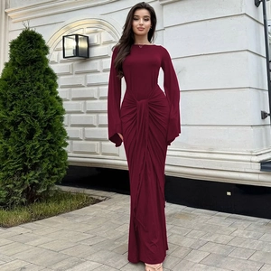 Détail de la robe maxi rouge vin avec nœud élégant à la taille et manches longues évasées