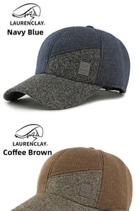 Detailansicht der Winter-Basecaps in Dunkelblau und Kaffee mit warmem Fleece-Futter