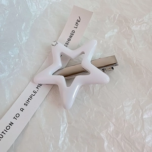 Nahaufnahme einer weißen sternförmigen Haarspange mit Entenschnabelclip aus Metall