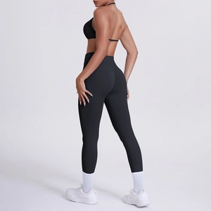 Dettaglio dei leggings da yoga a vita alta e del reggiseno sportivo nero sulla schiena
