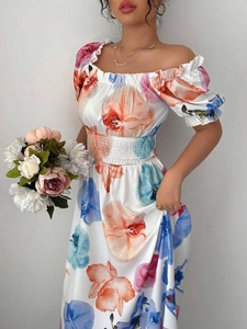 Détail d'une robe fleurie à épaules dénudées avec orchidées et taille élastique froncée