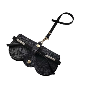 Étui à lunettes portable en similicuir noir grainé avec sangle réglable et crochet doré