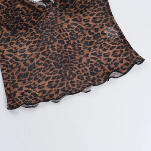 Detailaufnahme des Camisoles mit Leopardenmuster, Netzstoff und gewelltem Saumdesign