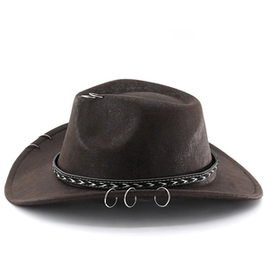 Détail d'un chapeau de cowboy marron avec anneaux argentés et surpiqûres blanches